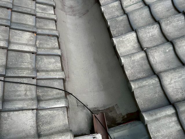 姫路市で防水塗装を行う様子